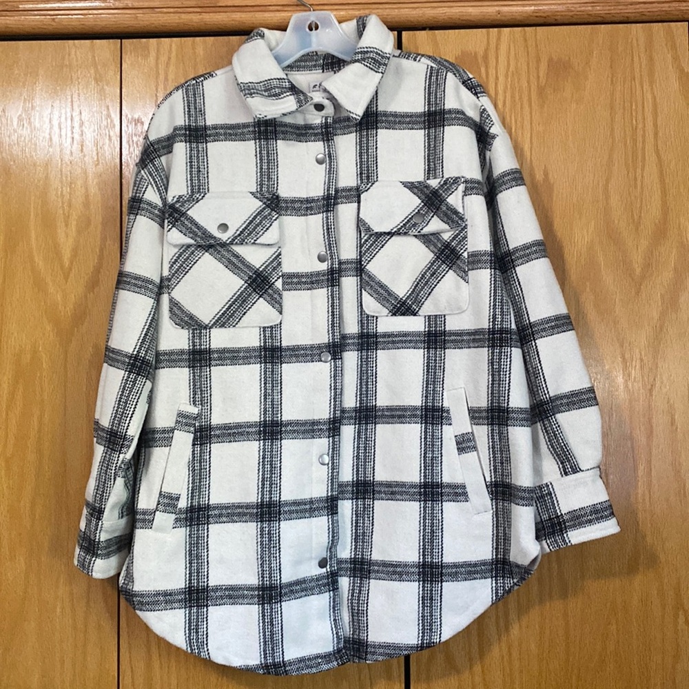Womens small black and white shacket
